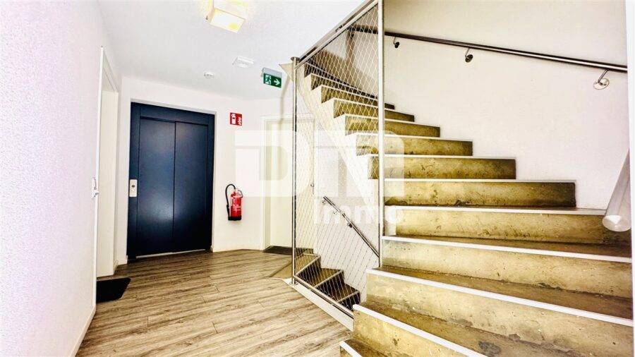 Moderne 4 Zimmer HP / EG Wohnung mit 2 Bädern und großer Terrasse direkt an der Uni - Treppenhaus